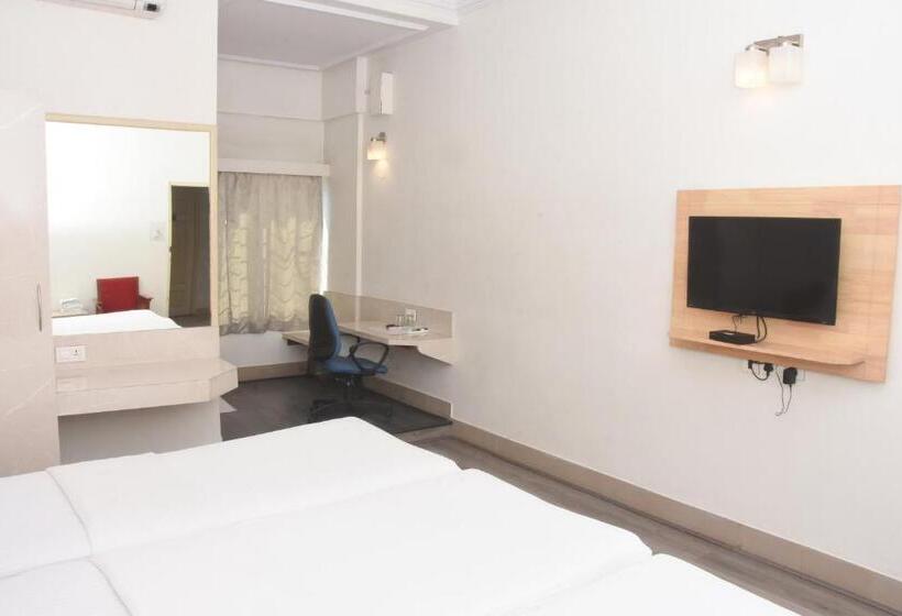 חדר סטנדרט לשלושה, Vellara