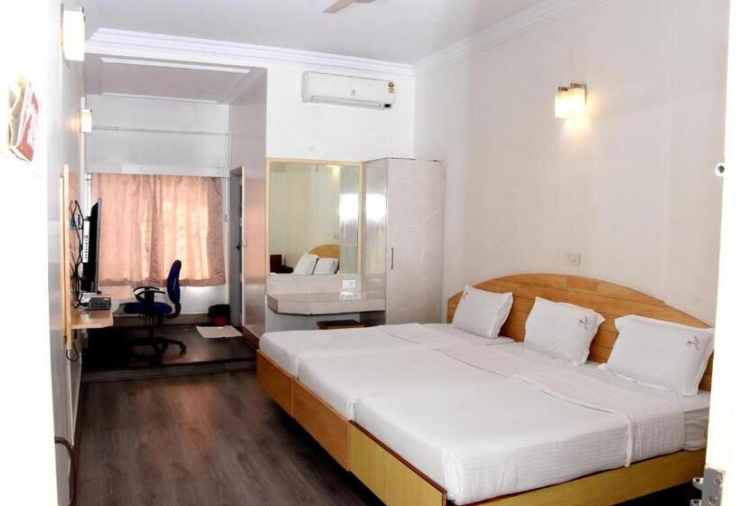 Quarto Triplo Estandar, Vellara