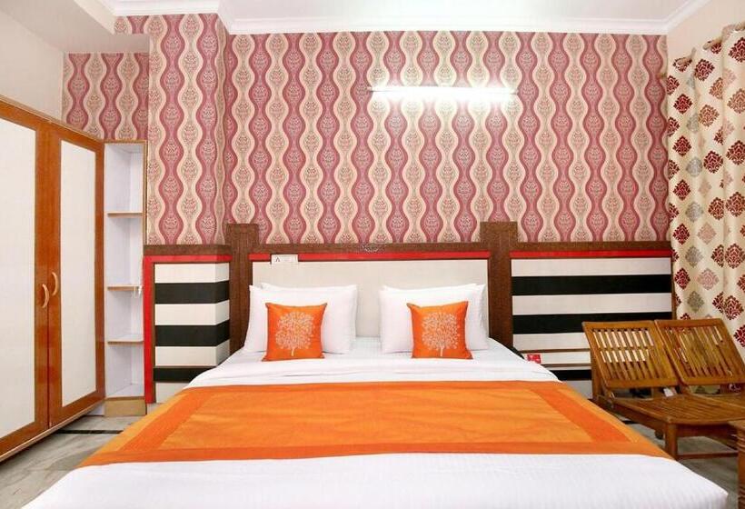 Economy Triple Room, The Kings Residency