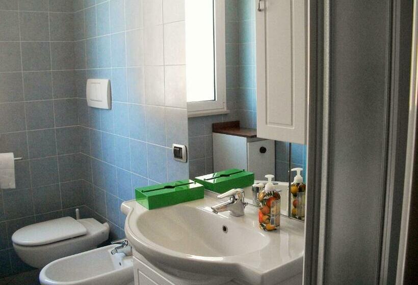 Standard Fyrbäddsrum Delat Badrum, B&b La Salina