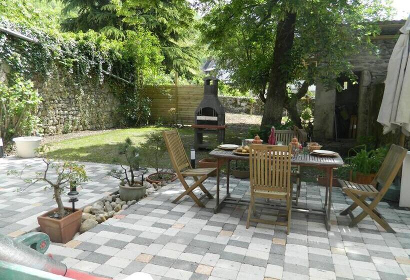 חדר סטנדרט לשלושה עם נוף לגינה, Gite De L école