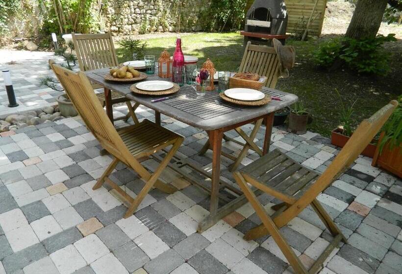 חדר סטנדרט לשלושה עם נוף לגינה, Gite De L école