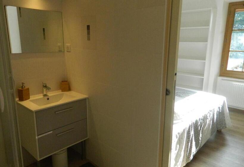 דירת חדר נוף לגינה, Gite De L école