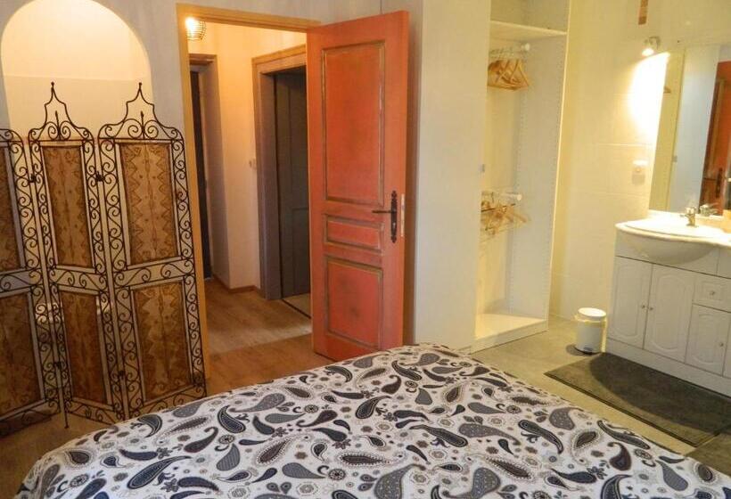 דירת חדר נוף לגינה, Gite De L école