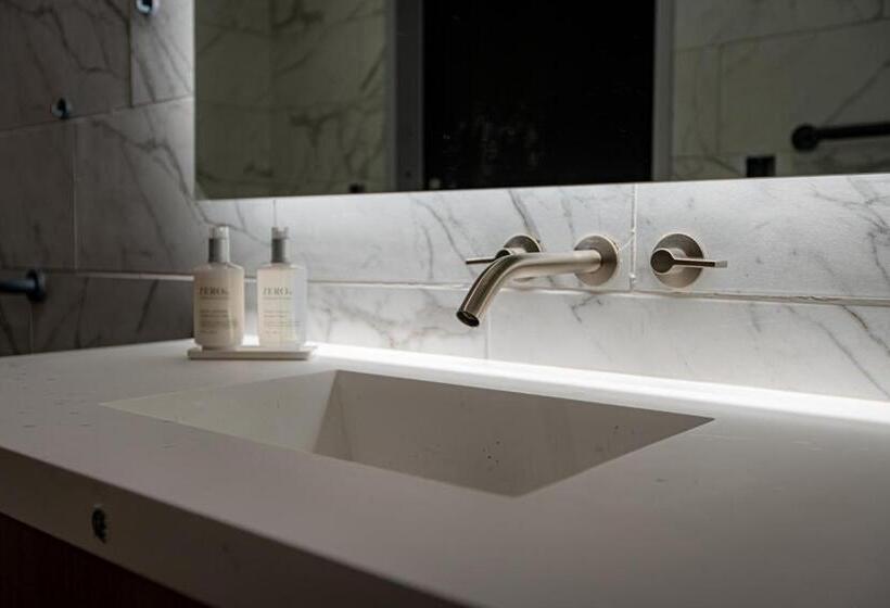 غرفة قياسية, The Schoolhouse