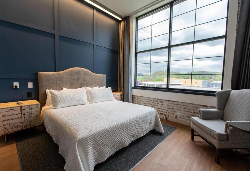 غرفة قياسية سرير كينج, The Schoolhouse