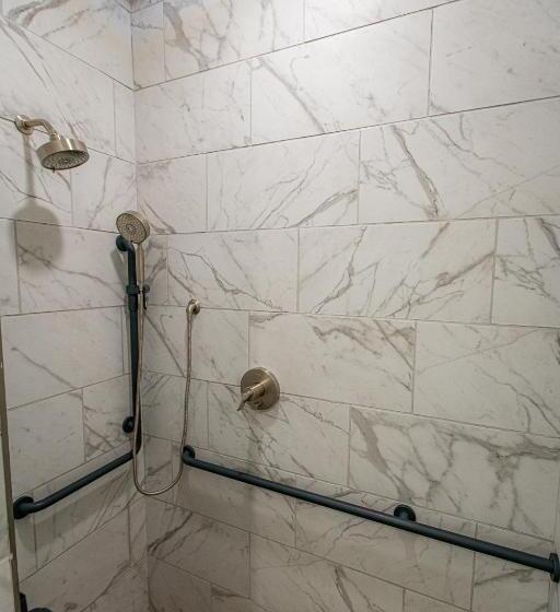 غرفة قياسية سرير كينج, The Schoolhouse