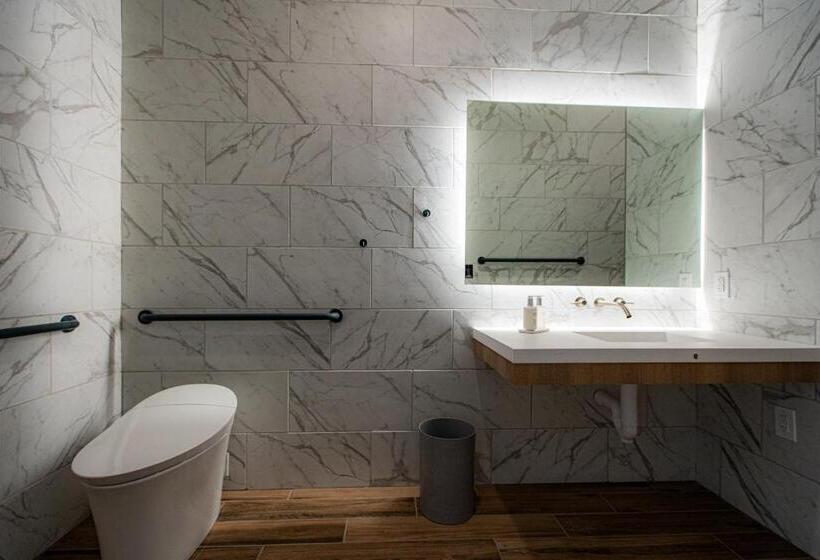 غرفة ديلوكس, The Schoolhouse