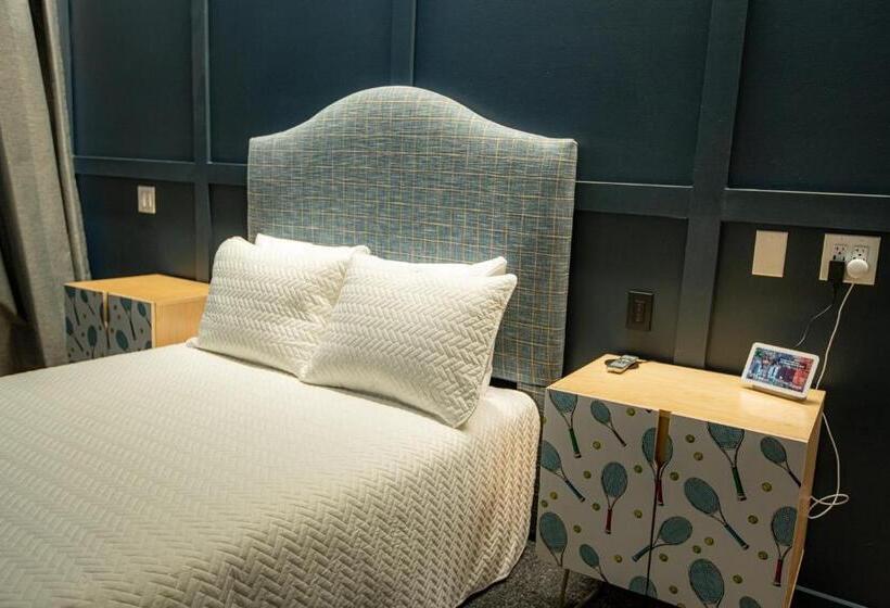 غرفة ديلوكس, The Schoolhouse