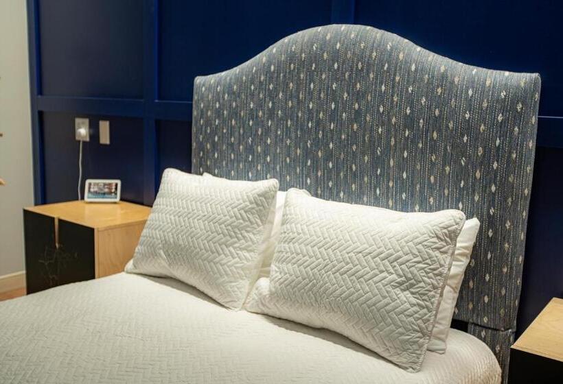 غرفة ديلوكس, The Schoolhouse