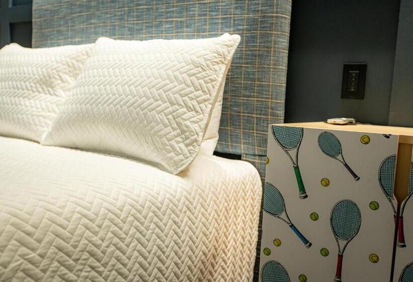 غرفة ديلوكس, The Schoolhouse