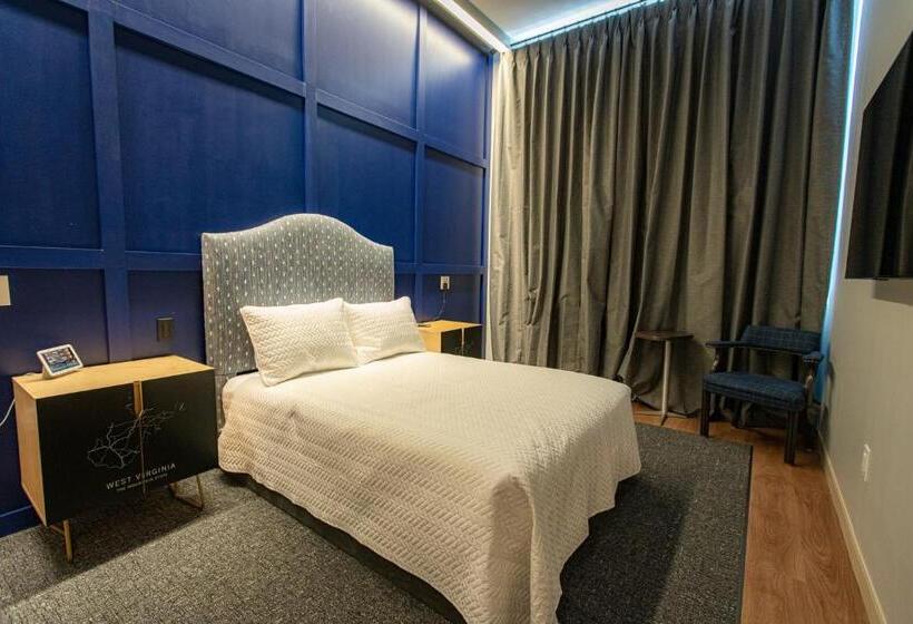 غرفة ديلوكس, The Schoolhouse