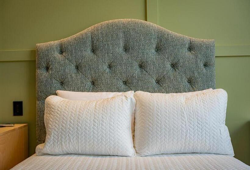 غرفة سوبيريور, The Schoolhouse