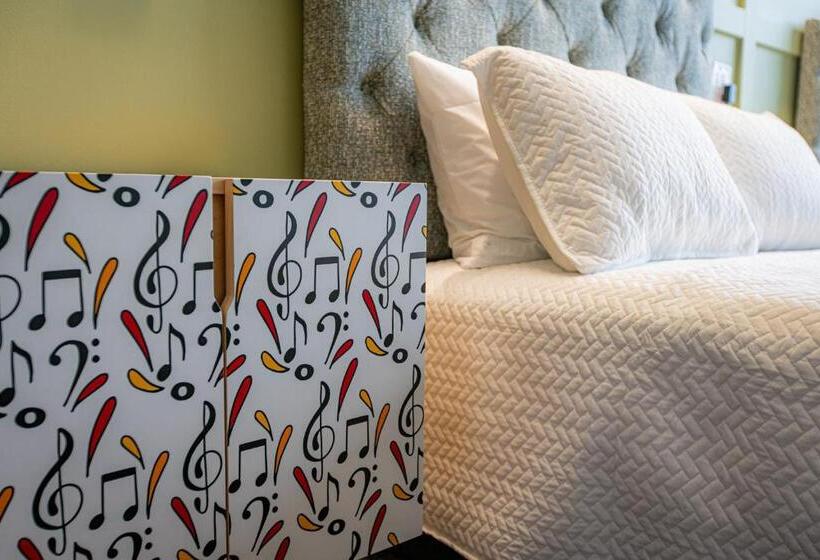 غرفة سوبيريور, The Schoolhouse