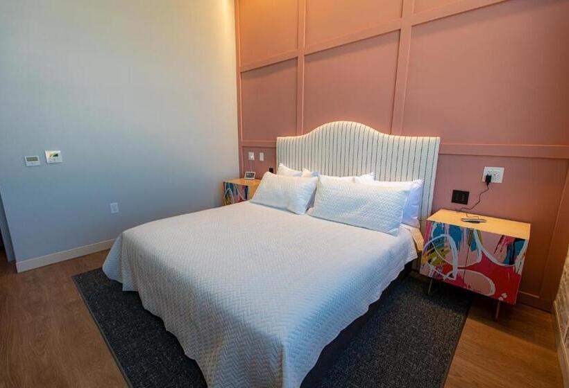 غرفة سوبيريور سرير كينج, The Schoolhouse