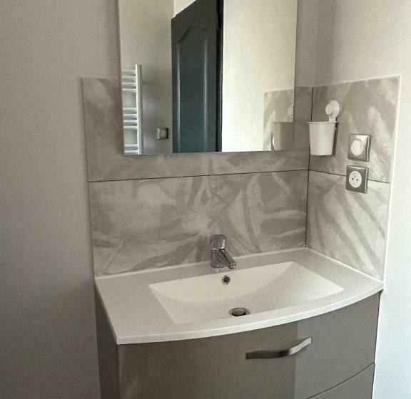 Номер Стандарт, Flo