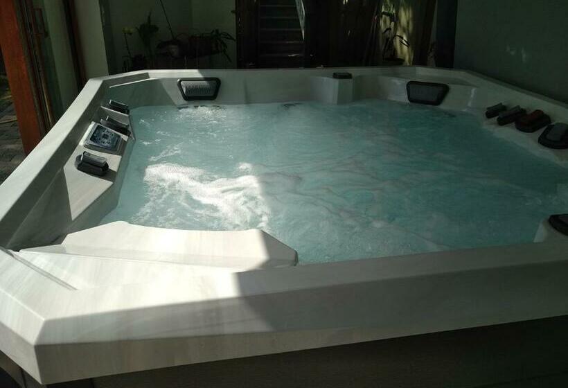 جناح عائلي, La Marmotte De La Tour