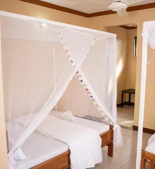 اتاق استاندارد سه تخته با چشم‌انداز استخر, Kilimanjaro Snow Peak