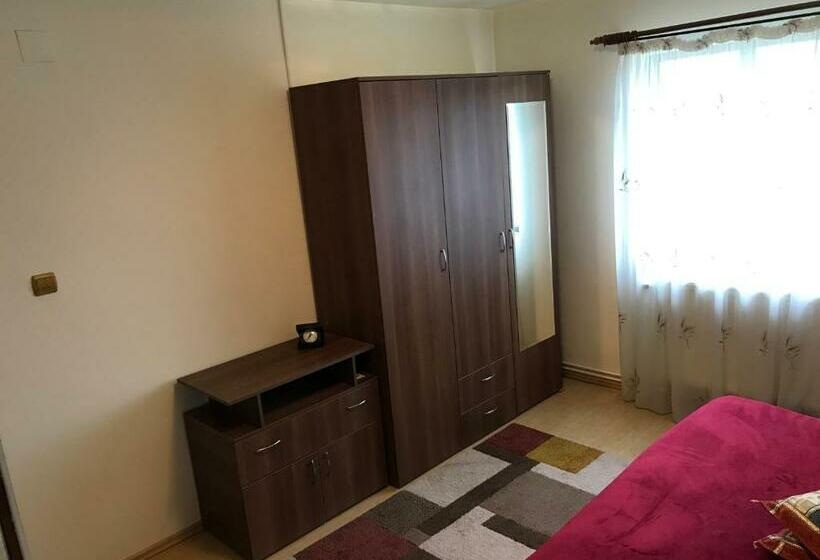 غرفة إقتصادية, Teachers