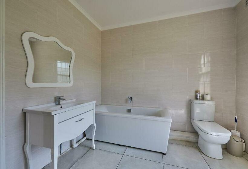 חדר משפחתי, The Sunbird Guesthouse