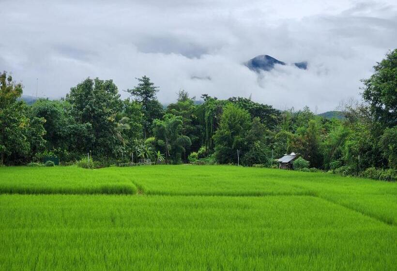 バルコニー付きデラックスルーム, Chill House Mae Sariang