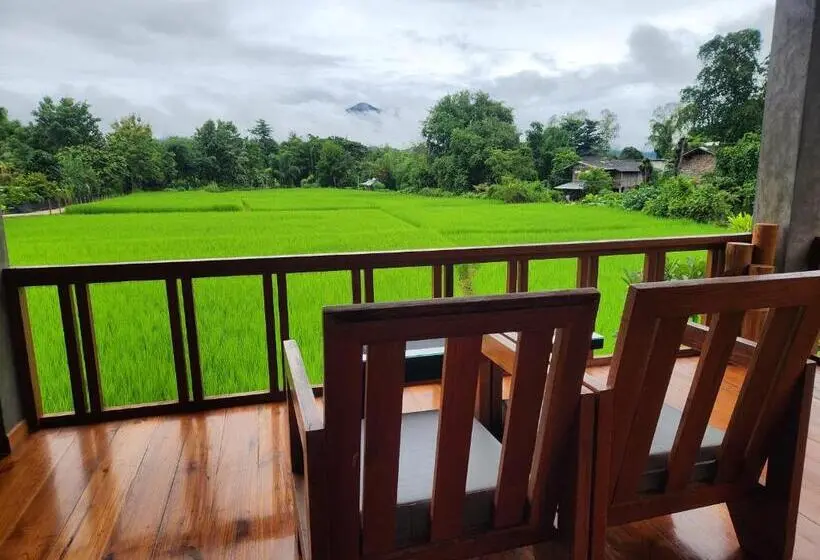 バルコニー付きデラックスルーム, Chill House Mae Sariang
