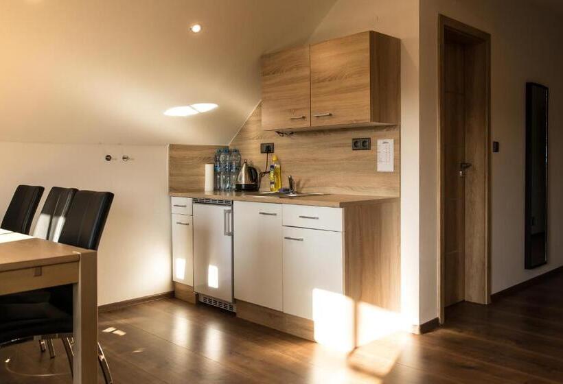 جناح عائلي, Hubert