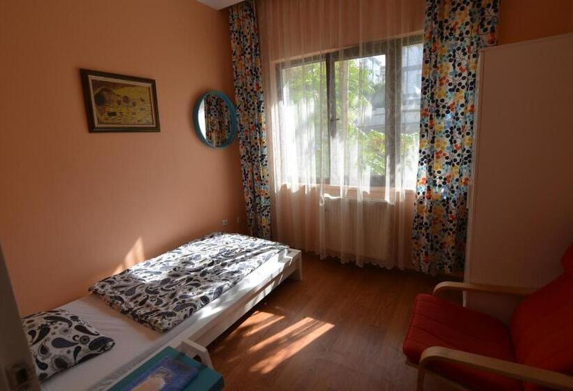 اتاق استاندارد یک نفره, Deeps Hostel Ankara