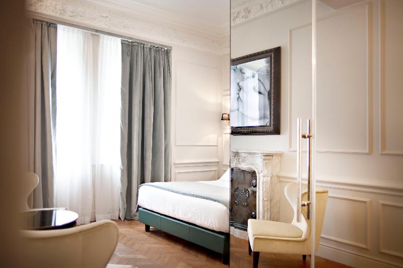 חדר סופריור, The Corner Roma