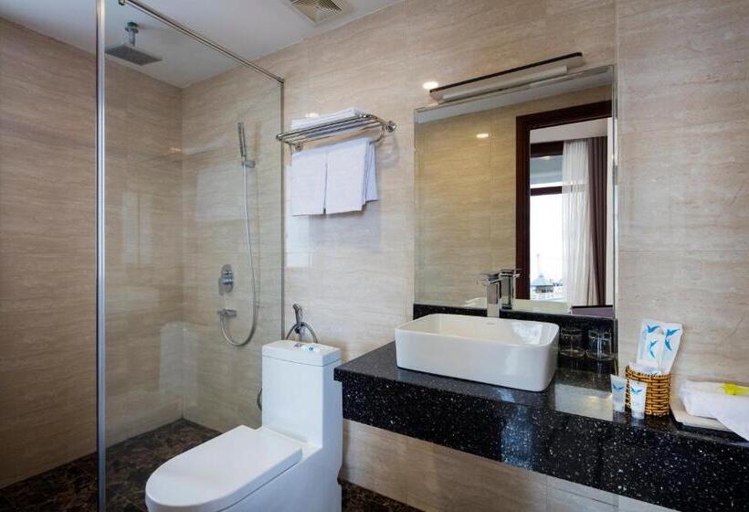 اتاق لوکس با چشمانداز شهر, Apus