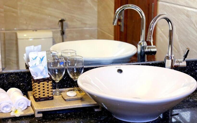 اتاق لوکس با چشمانداز شهر, Apus