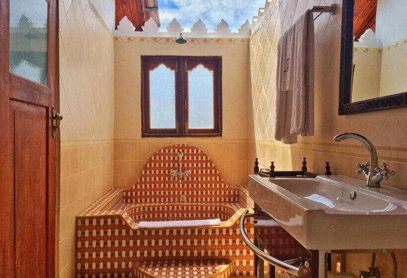 اتاق لوکس با چشم‌انداز دریا, Dhow Palace