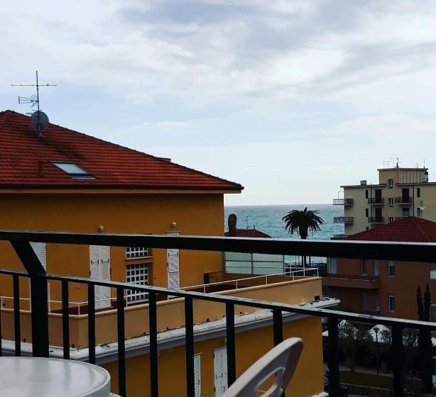 غرفة قياسية رباعية مزودة بشُرفة, Geppi