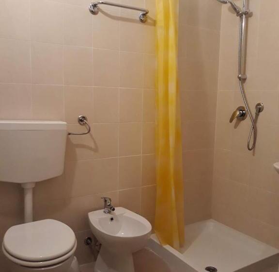 غرفة قياسية رباعية مزودة بشُرفة, Geppi