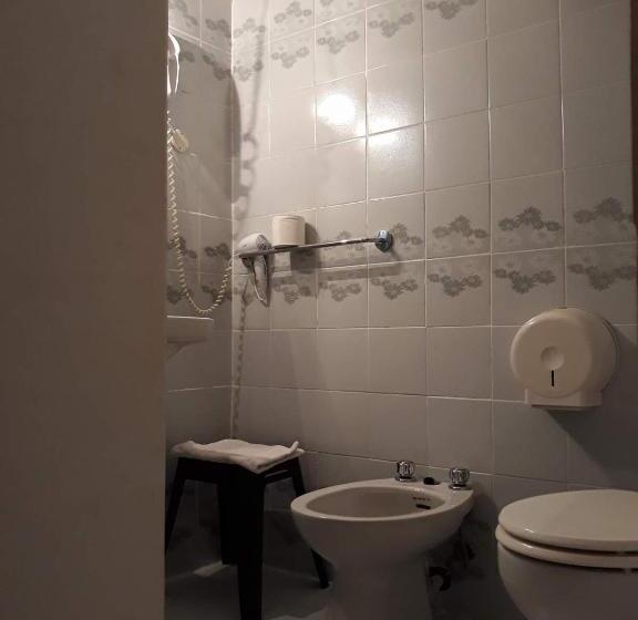 غرفة قياسية رباعية مزودة بشُرفة, Geppi