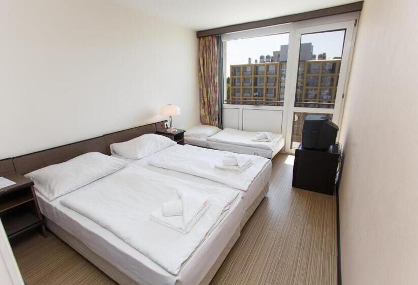 Семейный Номер, Hungária