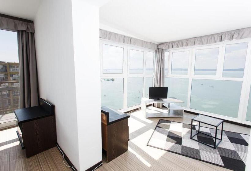 1 Bedroom Apartment Lake View, Hungária