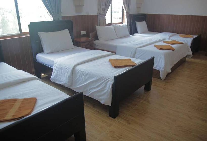 اتاق خانوادگی, Jasmine Lodge