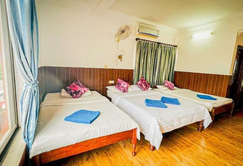 اتاق خانوادگی, Jasmine Lodge