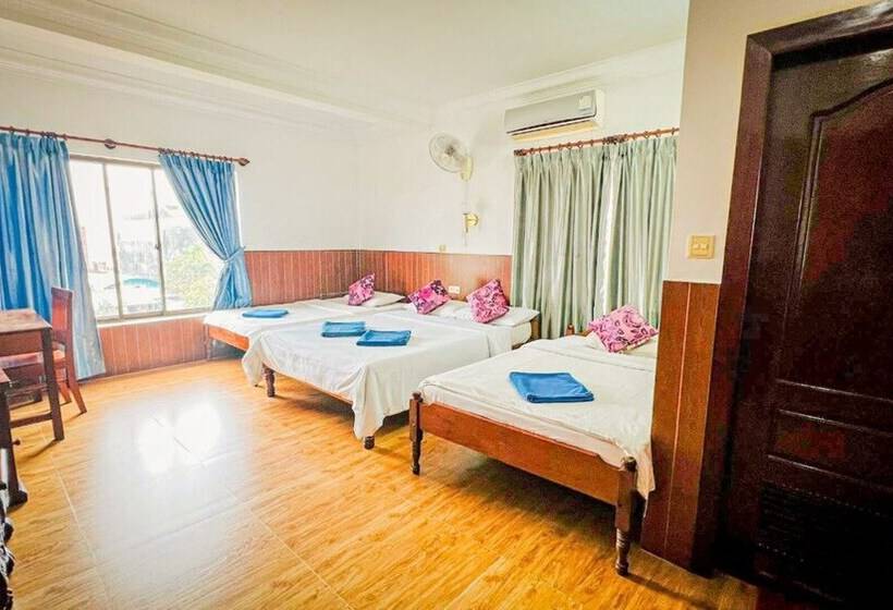 اتاق خانوادگی, Jasmine Lodge