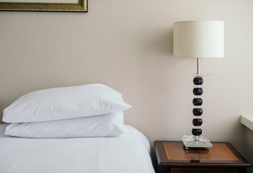Номер Deluxe, Royal Hotel, Bar & Grill