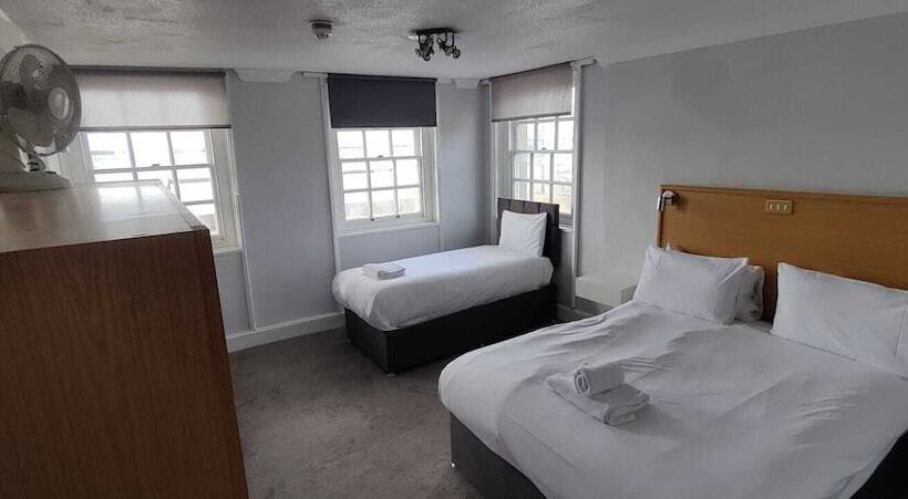 Семейный Номер, Royal Hotel, Bar & Grill