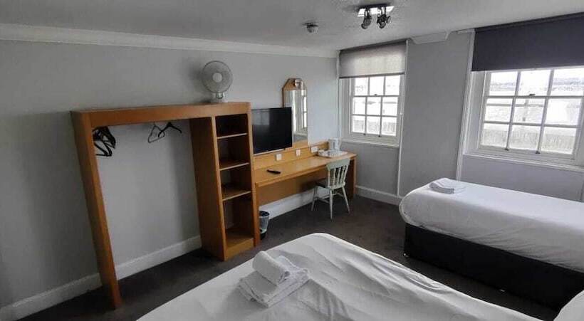 Семейный Номер, Royal Hotel, Bar & Grill