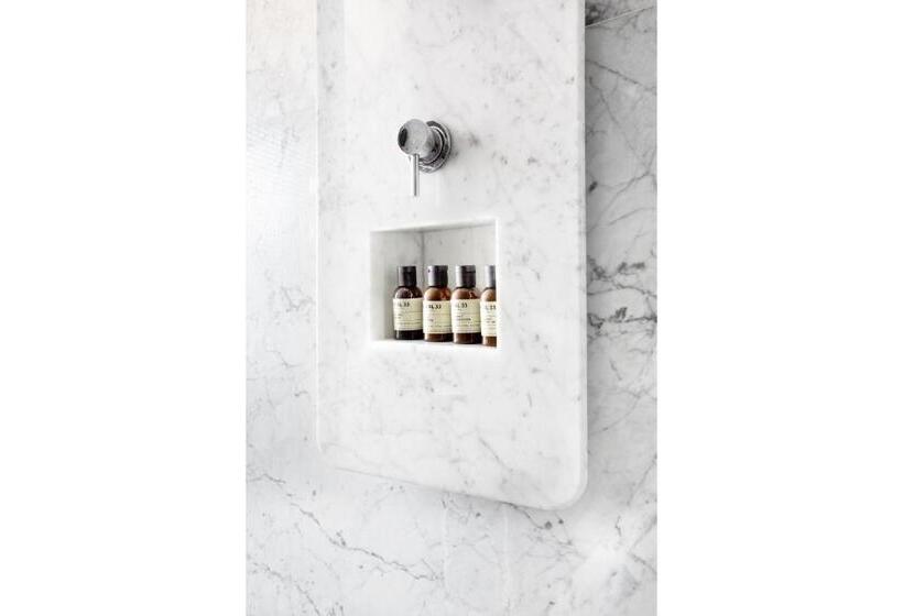 اتاق لوکس با تخت بزرگ, Tuve