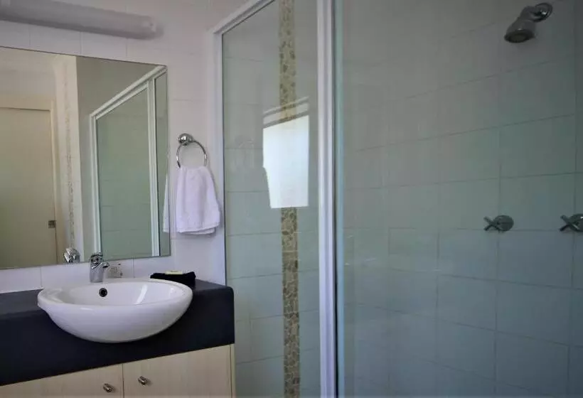 استودیوی استاندارد, Pacific Palms Motor Inn