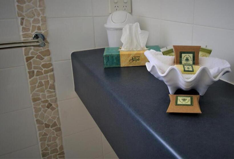 استودیوی استاندارد, Pacific Palms Motor Inn