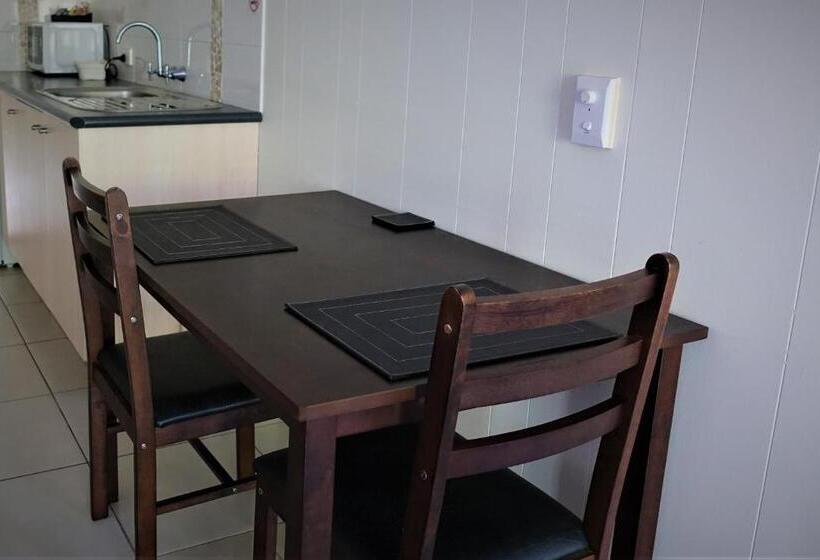 استودیوی استاندارد, Pacific Palms Motor Inn