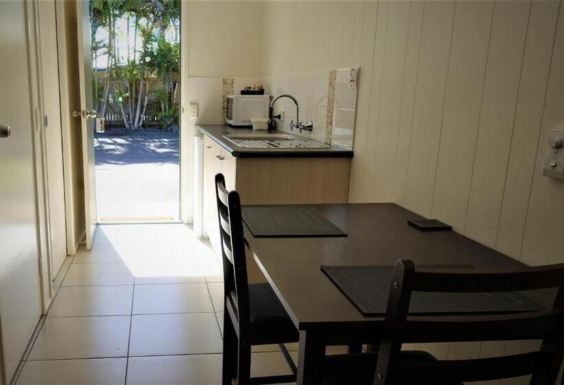 استودیوی استاندارد, Pacific Palms Motor Inn