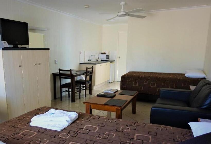 استودیو خانوادگی, Pacific Palms Motor Inn