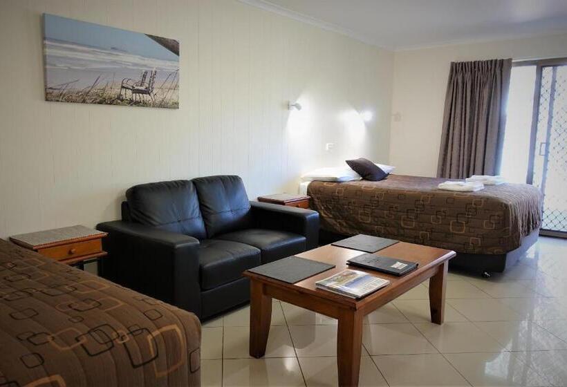 패밀리 스튜디오, Pacific Palms Motor Inn